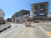 Peter Schulz &uuml;bernahm die Bauleitung des Neubaus am Gauting Bahnhofsplatz, einer Baustelle mit Geb&auml;ude, Ger&uuml;st und Stoppschild, als Referenzprojekt